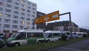 Gegendemonstranten verhinderten erfolgreich ein Kundgebung der Partei "Die Rechte" in der Nordstadt. Polizei-Fahrzeuge am Münsterplatz