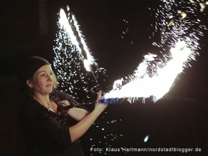 Pauluskirche erstrahlt in hellem Licht. Für ein Feuer-Spektakel sorgt die Gruppe Fem-Fire