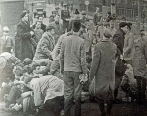 Sitzstreik vor der Einfahrt der britischen Kaserne: erste Sitzblockade in der Bundesrepublik.