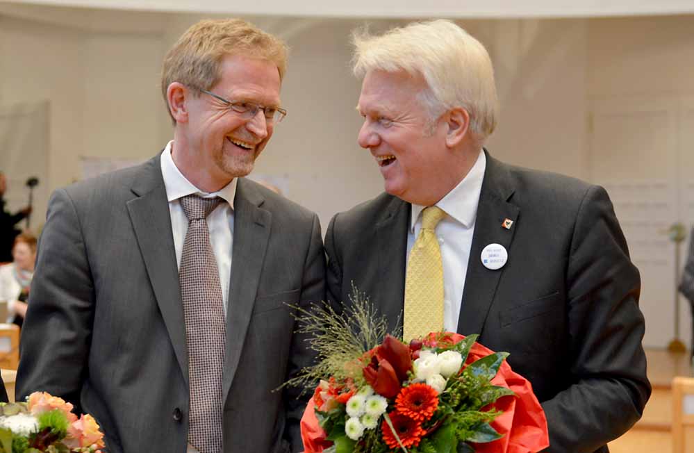 Strahlende Gesichter: Ludger Wilde mit OB Ullrich Sierau. Foto:  Stefanie Kleemann