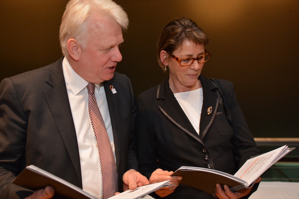 Ullrich Sierau und Birgit Jörder schmöckern in dem neuen Druckwerk.
