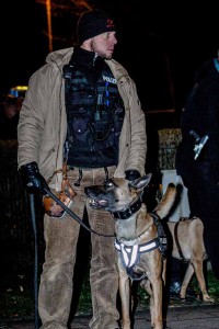 Die Polizei versuchte mit allen Mitteln,  die aggressiven Neonazis  in Schach zu halten. 