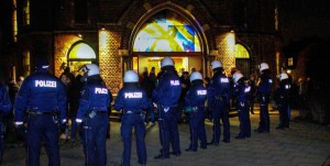 In der Segenskirche fand die Bürgerversammlung über die Einrichtung einer Asylunterkunft in Eving statt, die von Neonazis gestört wurde.