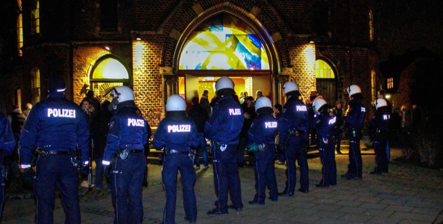 In der Segenskirche fand die Bürgerversammlung über die Einrichtung einer Asylunterkunft in Eving statt,, die von Neonazis gestört wurde. 