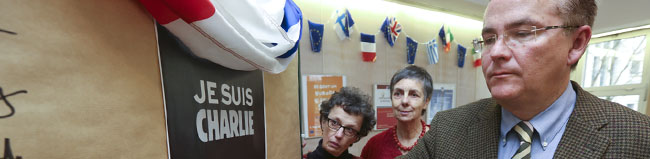 Solidarität für Charlie Hebdo, AGNRW stellt Kondolenztafel auf. V. l.: Pascale Gauchard, Magdolna Wiebe und Klaus Wegener