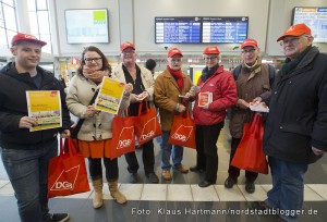 DGB Dortmund informiert im Hauptbahnhof über den Mindestlohn. Jutta Reiter, Vorsitzende Stadtverband Dortmund, 3. v. rechts und Kollegin und Kollegen des DGB