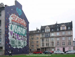 Giebelgestaltung des Hauses Missundestraße 25 in Dortmund mit "Echt Nordstadt"-Zeichen, von der Bornstraße gut zusehen