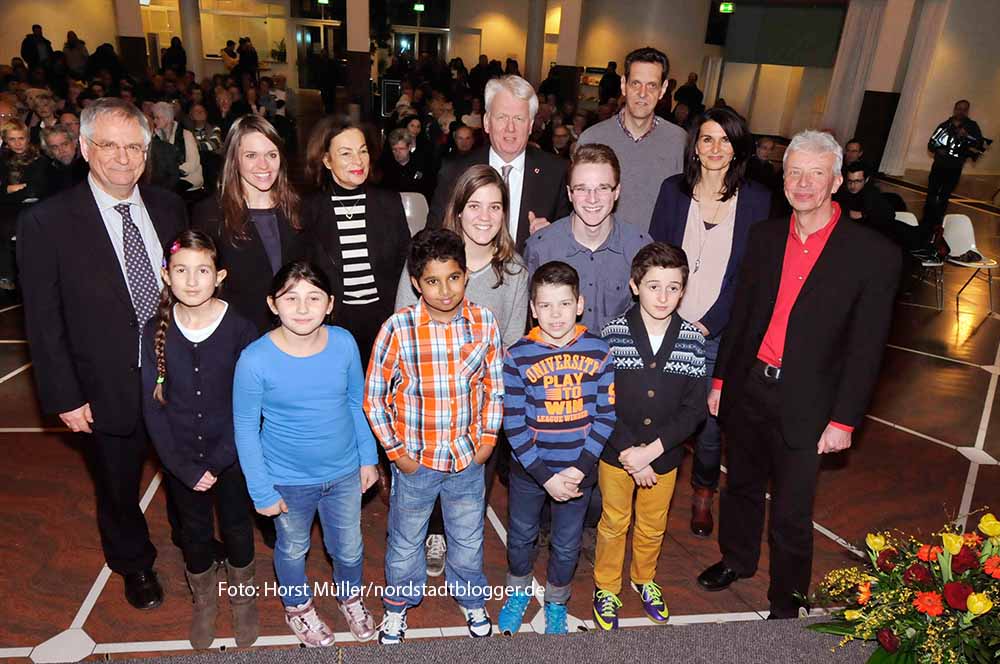 Gäste und Organisatoren der Veranstaltung im Rathaus zum Holocaust-Gedenktag 2015, dem 70. Jahrestag der Befreiung des Vernichtungslagers Auschwitz. Die Gesellschaft für christlich-jüdische Zusammenarbeit, der Jugendring, IBB, die Auslandsgesellschaft, VHS, die Mahn- und Gedenkstätte Steinwache sowie das Schulreferat der evangelischen Kirche und die evangelische Jugendkirche hatten in die Bügerhalle eingeladen.