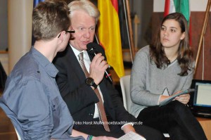 Fabian Karstens und Lara Schimmeregger, beide Botschafter der Erinnerung, im Gespräch mit OB Ullrich Sierau bei der Veranstaltung im Rathaus zum Holocaust-Gedenktag 2015, dem 70. Jahrestag der Befreiung des Vernichtungslagers Auschwitz. Die Gesellschaft für christlich-jüdische Zusammenarbeit, der Jugendring, IBB, die Auslandsgesellschaft, VHS, die Mahn- und Gedenkstätte Steinwache sowie das Schulreferat der evangelischen Kirche und die evangelische Jugendkirche hatten in die Bügerhalle eingeladen.