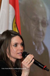 Ruth Damm von "Heimatsucher e.V." berichtete über Zeitzeugen-Begegnungen und der Projektarbeit des Vereins mit Schulklassen. Zu der Veranstaltung im Rathaus zum Holocaust-Gedenktag 2015, dem 70. Jahrestag der Befreiung des Vernichtungslagers Auschwitz hatten die Gesellschaft für christlich-jüdische Zusammenarbeit, der Jugendring, IBB, die Auslandsgesellschaft, Vhs, die Mahn- und Gedenkstätte Steinwache sowie das Schulreferat der evangelischen Kirche und die evangelische Jugendkirche in die Bügerhalle eingeladen.