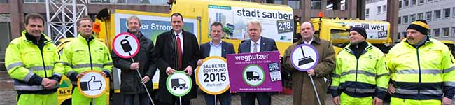 "Sauberes Dortmund 2015 - Mach mit!" lautet das Motto der großen stadtweiten Putzaktion zu der Stadt und EDG alle Mitbürger aufrufen. OB Ulrich Sierau und die Geschäftsführer der EDG eingerahmt von den Profis starteten die die Anmeldephase am Freitag, 30.Januar vor dem Rathaus.