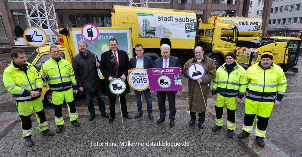 "Sauberes Dortmund 2015 - Mach mit!" lautet das Motto der großen stadtweiten Putzaktion, zu der Stadt und EDG alle Mitbürger aufrufen. OB Ullrich Sierau und die Geschäftsführer der EDG, eingerahmt von den Profis, starteten die Anmeldephase am Freitag, 30.Januar vor dem Rathaus.