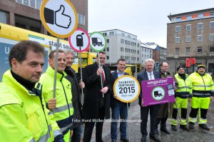 "Sauberes Dortmund 2015 - Mach mit!" lautet das Motto der großen stadtweiten Putzaktion, zu der Stadt und EDG alle Mitbürger aufrufen. OB Ulrich Sierau und die Geschäftsführer der EDG, eingerahmt von den Profis, starteten die die Anmeldephase am Freitag, 30.Januar vor dem Rathaus.