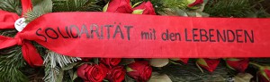 Gedenken an die deportierten Sinti und Roma an der Weißenburgerstraße/Ecke Gronaustraße . Ula Richter von der DKP-Ost