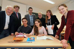 Schüler helfen Schülern - und der Rotary-Club Dortmund Hörde hilft mit. Für das Nachhilfe-Projekt des Helmholtz-Gymnasiums, der Gertrud-Bäumer-Realschule und der Albrecht-Brinkmann-Grundschule, bisher mit Mitteln des Programms "Soziale Stadt - Dortmund Nordstadt" gefördert, sagten Ubbo De Boer und Johann Jaeger (1. u. 2. v.l) die Finanzierung für die nächsten zwei Jahre zu. Dr. Dirk Bennhardt (Helmholtz-Gymnasium), Bernd Weiermann und Uta Wittig-Flick (Stadterneuerung Nordstadt) sowie Projektleiterin Kerstin Kiehl (Helmholtz-Gymnasium) schauten Ardit und Serafina veim "Büffeln" über die Schulter.