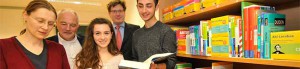 Schüler helfen Schülern - und der Rotary-Club Dortmund Hörde hilft mit. Für das Nachhilfe-Projekt des Helmholtz-Gymnasiums, der Gertrud-Bäumer-Realschule und der Albrecht-Brinkmann-Grundschule, bisher mit Mitteln des Programms "Soziale Stadt - Dortmund Nordstadt" gefördert, sagten Ubbo De Boer und Johann Jaeger (2. u. 4. v.l) die Finanzierung für die nächsten zwei Jahre zu. Sie schauten Projektleiterin Kerstin Kiehl (Helmholtz-Gymnasium), Ardit und Serafina veim "Büffeln" über die Schulter.
