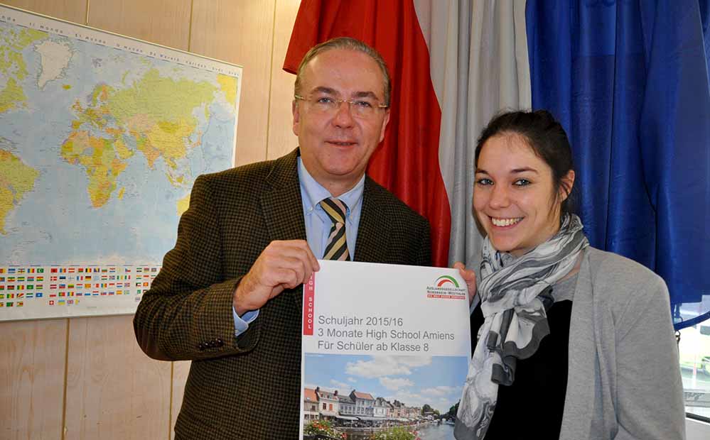 Klaus Wegener und Laure Geslain präsentieren das neue High-School-Programm in Amiens (Frankreich).