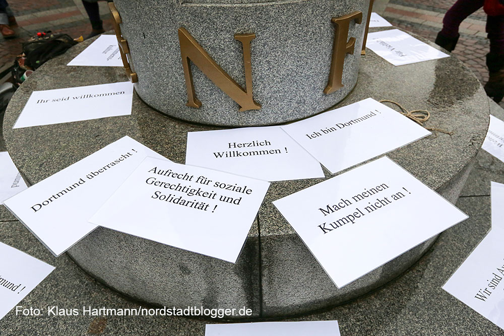 Aktion: Gesicht zeigen, von der Gewerkschaft Verdi für Gewerkschafter bei der Stadtverwaltung auf dem Friedensplatz. Am Holocaust-Gedenktag zeigen Gewerkschafterinnen und Gewerkschafter Gesicht gegen Fremdenfeindlichkeit