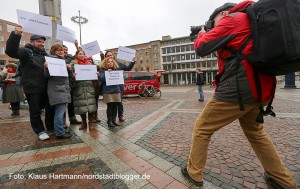 Aktion: Gesicht zeigen, von der Gewerkschaft Verdi für Gewerkschafter bei der Stadtverwaltung auf dem Friedensplatz. Am Holocaust-Gedenktag zeigen Gewerkschafterinnen und Gewerkschafter Gesicht gegen Fremdenfeindlichkeit