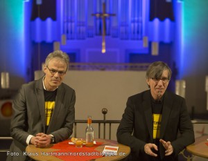 Dortmund Tatort Hydra in der Pauluskirche. 5. Dortmund-Tatort spielt im Neonazi-Milieu. Rudelgucken in der Pauluskirche unter Polizeischutz. Die Pfarrer Friedrich Stiller und Friedrich Laker, links, bei der abschließenden Diskussion