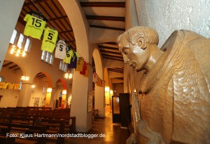 Trikotausstellung mit Hemden des BvB 09 in der Dreifaltigkeitskirche. Der heilige Albertus unter den Trikots