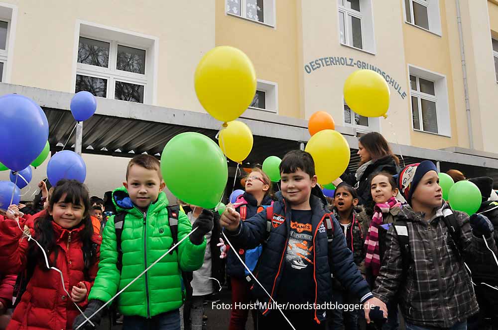 Bunte Ballons ließen die Kinder der Oesterholz-Grundschule steigen, bevor die sanierte Turnhalle wiedereröffnet wurde. Nach fast zwei Jahren Bauzeit gab Oberbürgermeister Ulrich Sierau gab am 15.Januar 2015 die Halle ihrer Bestimmung zurück. Er dankte Schülerinnen un Schülern, Elternschaft und Kollegium für Geduld und Verständnis. Wegen Durchfeuchtung des Hallenbodens und daraus resultierendem Schimmelbefall war die Halle im Februar 2013 geschlossen worden. Die Sanierungskosten blieben mit 90 000 Euro deutlich unter den veranschlagten 120 000 Euro.