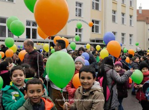 Bunte Ballons ließen die Kinder der Oesterholz-Grundschule steigen, bevor die sanierte Turnhalle wiedereröffnet wurde. Nach fast zwei Jahren Bauzeit gab Oberbürgermeister Ulrich Sierau am 15.Januar 2015 die Halle ihrer Bestimmung zurück. Er dankte Schülerinnen un Schülern, Elternschaft und Kollegium für Geduld und Verständnis. Wegen Durchfeuchtung des Hallenbodens und daraus resultierendem Schimmelbefall war die Halle im Februar 2013 geschlossen worden. Die Sanierungskosten blieben mit 90 000 Euro deutlich unter den veranschlagten 120 000 Euro.