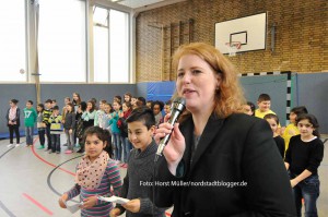 Große Freude bei Margit Dreischer, Leiterin der Oesterholz-Grundschule bei der Wiedereröffnung.