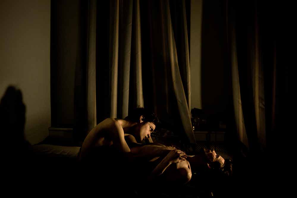 Jon (21) and Alex (25) sind ein schwules russisches Paar. Mit seinem Foto hat der dänische Fotograf Mads Nissen hat den World Press Photo Wettbewerb 2014 gewonnen.