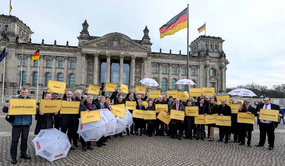 Aktionsbündnis "Für die Würde unserer Städte". Rund 50 Stadtchefs und ihre Kämmerer vertreten rund 8 Millionen Bundesbürger in Berlin. Oberbürgermeisterinnen, Oberbürgermeister, Bürgermeisterinnen, Bürgermeister und Kämmerer von 47 finanziell um ihre politische Gestaltungsfähigkeit ringende Kommunen aus sieben Bundesländern sprechen mit Bundestagsvizepräsident Peter Hintze und Vertretern aller Bundestagsfraktionen. Sprecher des Aktionsbündnisses, Oberbürgermeisterin Dagmar Mühlenfeld (Mülheim an der Ruhr) und Oberbürgermeister Peter Jung (Wuppertal). Pressefototermin auf dem "Platz der Republik“ vor dem Reichstag, Berlin. 24.02.2015 Foto: Walter Schernstein/ Bündnis