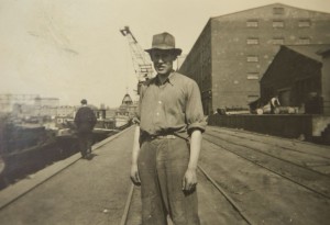 Willi Hoffmeister, ehemaliger Betriebsrat Hoesch und Urgestein des Ostermarsch Ruhr. Archivfotos aus seinem Leben. Auf der Arbeit am Hafen 1953