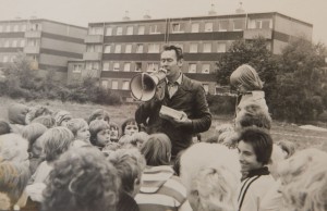 Willi Hoffmeister, ehemaliger Betriebsrat Hoesch und Urgestein des Ostermarsch Ruhr. Archivfotos aus seinem Leben. Bei einem Kinderfest in der Woldemey-Siedlung in Dortmund-Derne