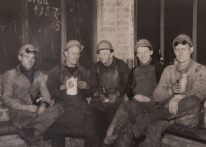 Willi Hoffmeister, ehemaliger Betriebsrat Hoesch und Urgestein des Ostermarsch Ruhr. Archivfotos aus seinem Leben. In der Pause mit Arbeitskollegen 1973, Hoffmeister, links