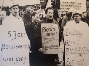 Willi Hoffmeister, ehemaliger Betriebsrat Hoesch und Urgestein des Ostermarsch Ruhr. Archivfotos aus seinem Leben. Protest gegen Berufsverbote 1975, Hoffmeister, rechts