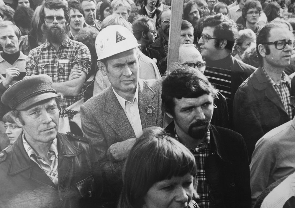 Willi Hoffmeister, ehemaliger Betriebsrat Hoesch und Urgestein des Ostermarsch Ruhr. Archivfotos aus seinem Leben. Protestveranstaltung gegen Arbeitslosigkeit und Aussperrung. Alter Markt Dortmund, 1978. Hoffmeister in der Mitte mit Helm