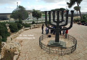 Die große Menorah vor der Knesset in Jerusalem stammt von Benno Elkan. Foto: Alex Völkel