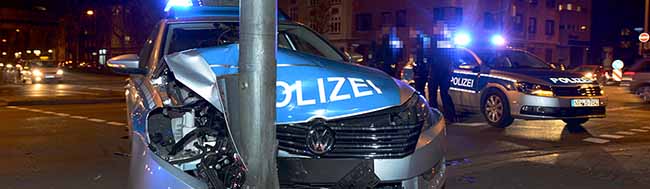 Die Einsatzfahrt der Polizei auf der Leopoldstraße endete vor einem Ampelmast.