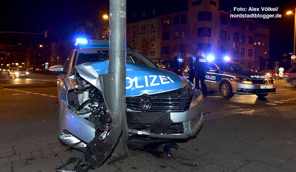 Die Einsatzfahrt der Polizei auf der Leopoldstraße endete vor einem Ampelmast.