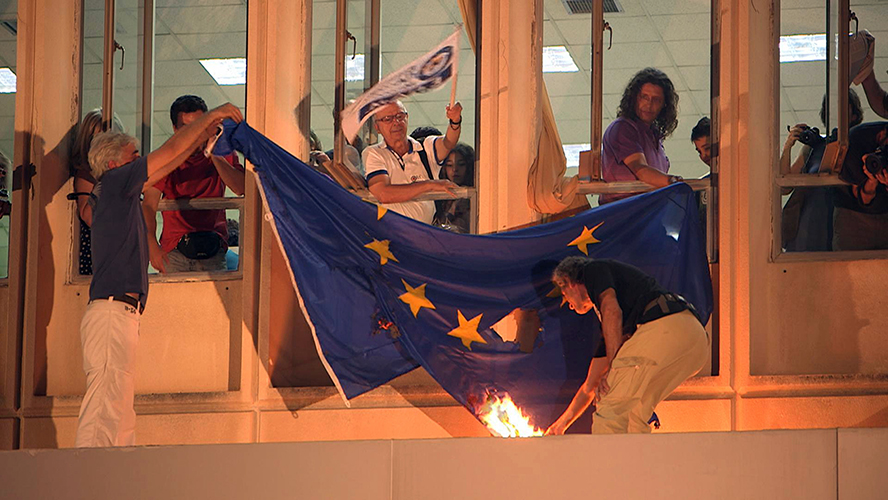 Schließung des öffentlichen Fernsehens in Griechenland: Redakteure verbrennen die  EU-Flagge.