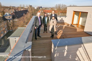 Blickfang Schüchtermanncarree, Wohnqualität lockt Mieter in die Nordstadt. auf Dachgarten: v. l.: Oberbürgermeister Ullrich Sierau, Mieter Achim Decker, Maryam Baghery, Architektin und Christian Schmitt, Geschäftsführer, Julius Ewald Schmitt, Grundstücksgesellschaft bR