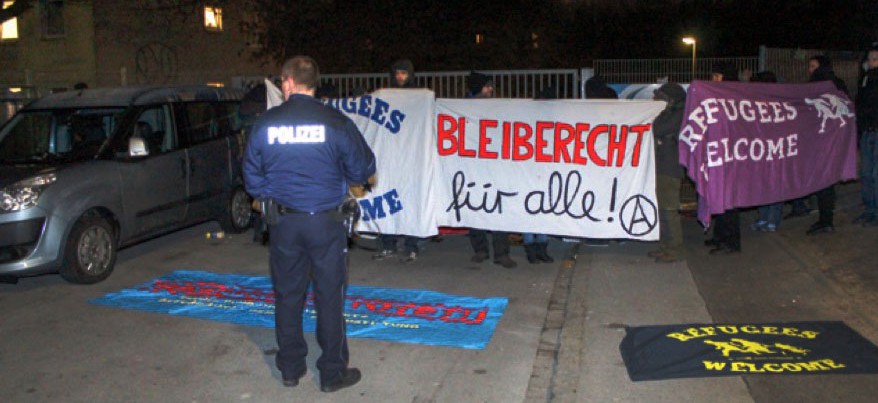 Eine Sitzblockade verhindert die Abschiebung eines Flüchtlings nach Italien.