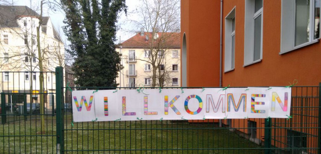 Das Willkommensschild an der Einrichtung wurde von den Kindern der benachbarten Franziskus-Grundschule gestaltet. Foto: Tanja Eikwinkel