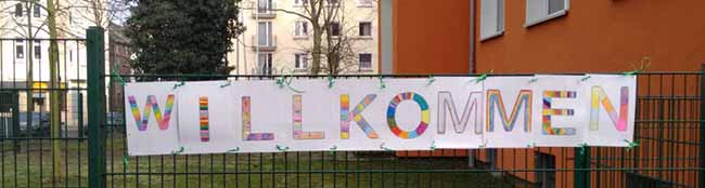 Das Wilkommensschild an der Einrichtung wurde von den Kindern der benachbarten Franziskus-Grundschule gestaltet. Foto: Tanja Eikwinkel