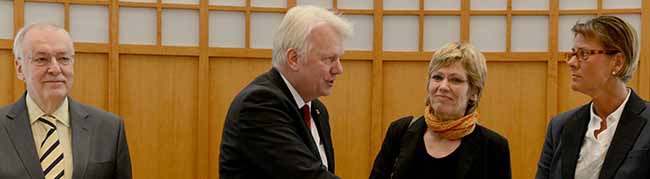OB Ullrich Sierau beglückwünscht Daniela Schneckenburger zu ihrer Wahl als neue Dezernentin durch den Rat.
