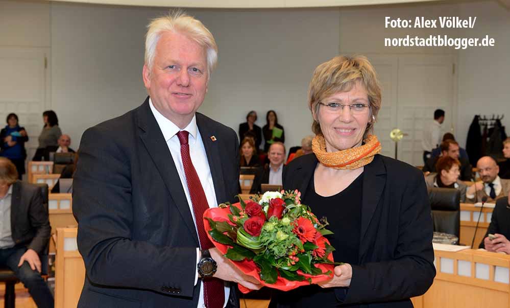 OB Ullrich Sierau beglückwünscht Daniela Schneckenburger zu ihrer Wahl als neue Dezernentin durch den Rat. 