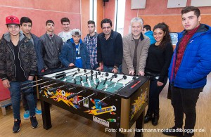 JuDo, neues Projekt des Planerladen e. V. für Jugendliche aus Bulgarien und Rumänien. Ali Sirin und Vedat Caliskan mit Jugendlichen im Treff