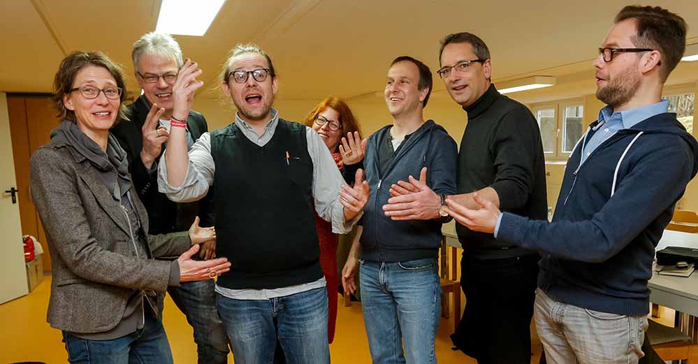 Der Slammer Bo Wimmer (Bildmitte) macht die Theologen fit für den Wettkampf mit den Slamprofis. Foto: Stephan Schuetze/ VKK