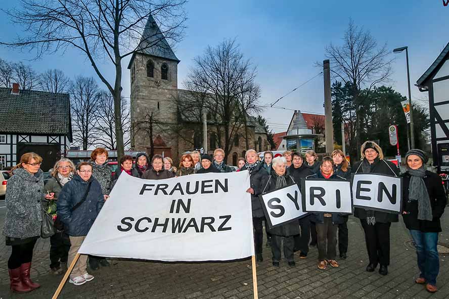 Die F„Frauen in Schwarz“ haben erneut eine Mahnwache abgehalten. Foto: Stephan Schuetze/ VKK