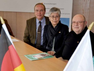 AGNRW-Präsident Klaus Wegener dankt Yoko und Horst Schlütermann für ihr Engagement.