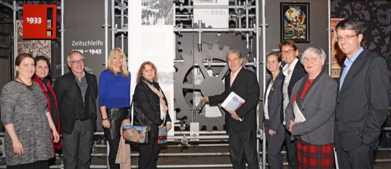 Veranstalter und Förderer in der Ausstellung: (v.l.) Katharina Krause, Dr. Anne Kugler-Mühlhofer und Dirk Zache (LWL-Industriemuseum), LWL-Kulturdezernentin Dr. Barbara Rüschoff-Thale, Angela Nieswand (Förderverein Industriemuseum Zollern), Franz-Josef Kniola (NRW-Stiftung), Jeanette Bludau (Sparkasse Dortmund), Bürgermeisterin Birgit Jörder, Hanneliese Palm (Fritz-Hüser-Institut) und Dr. Stefan Mühlhofer (Stadtarchiv Dortmund). Foto: LWL/Hudemann 